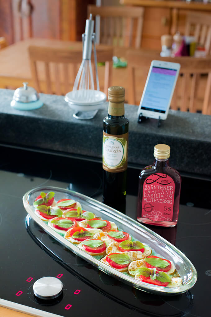 Foto von lecker angerichtetem Caprese